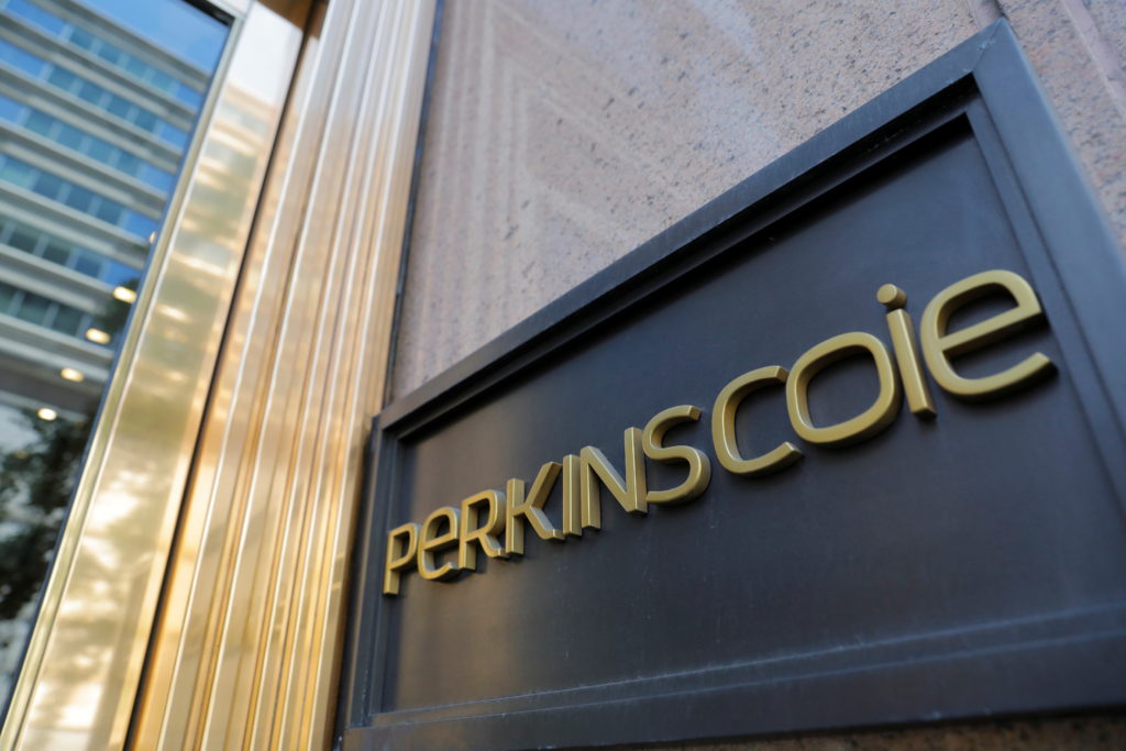 Des panneaux sont visibles à l'extérieur du cabinet d'avocats Perkins Coie, dans ses bureaux de Washington, D.C.