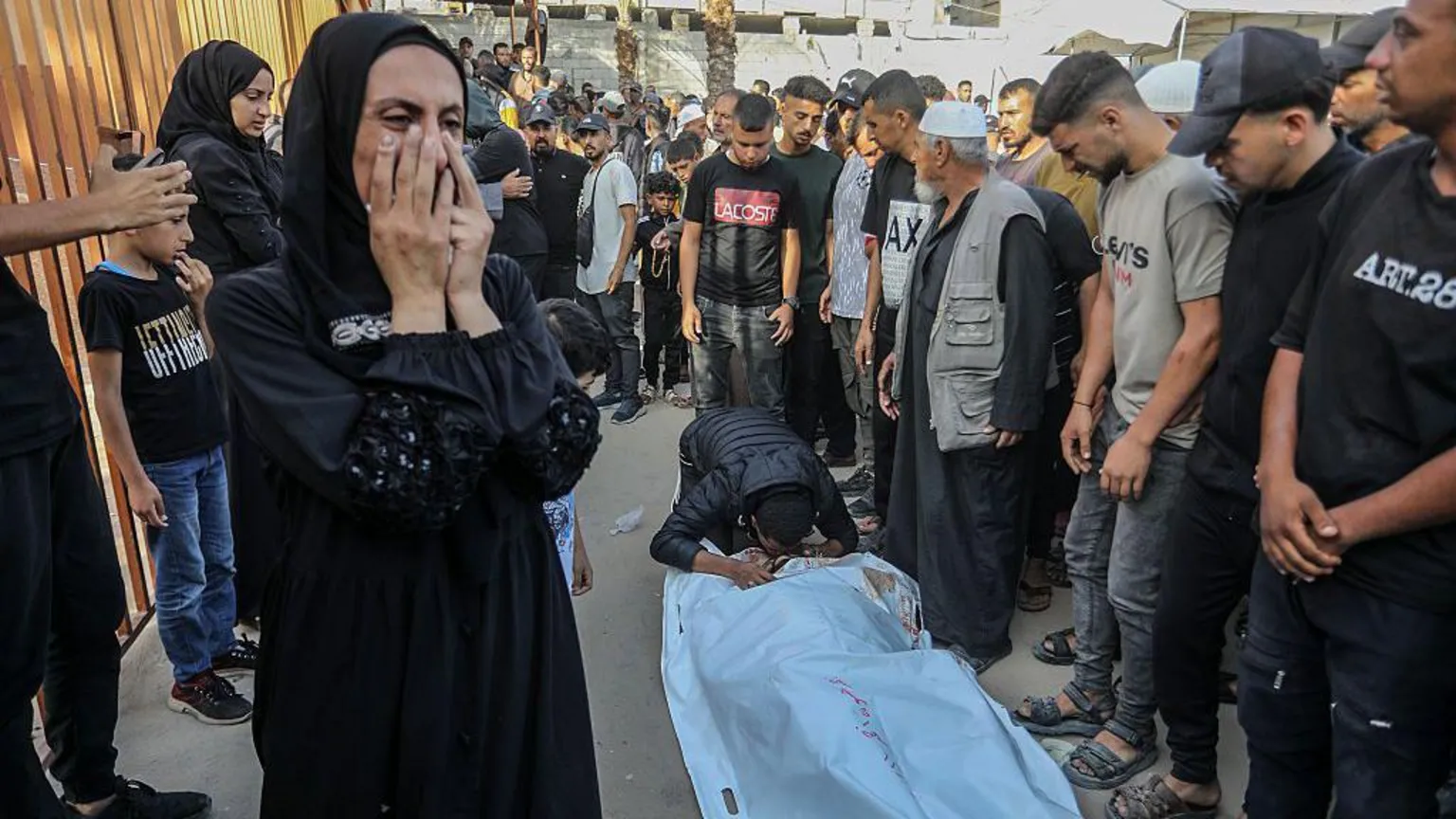 Des Palestiniens blessés étaient acheminés vers l’hôpital Nasser après l’incident.