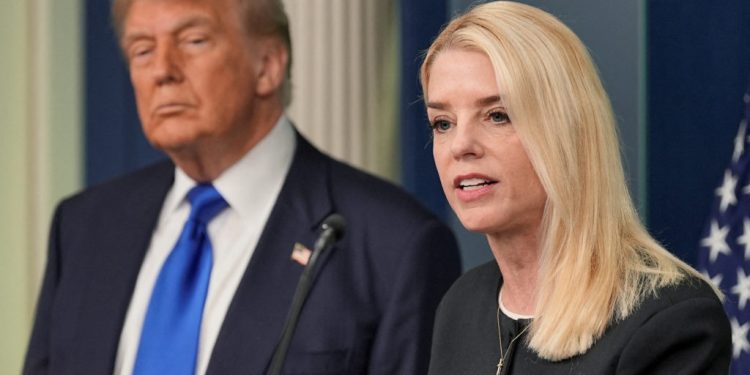 Affaire Epstein : tensions au sein du camp Trump après le mémorandum du DOJ