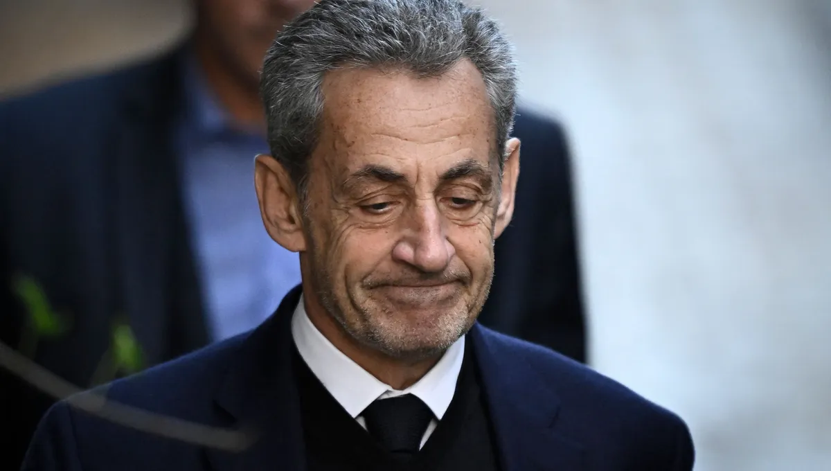 Nicolas Sarkozy, le 21 octobre 2025 au moment de son entrée à la prison de la Santé ©AFP - JULIEN DE ROSA / AFP