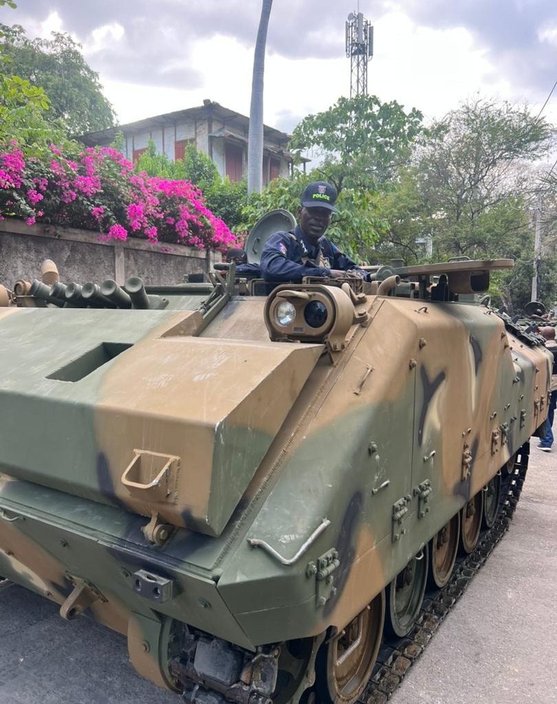 Sécurité : la PNH reçoit trois véhicules blindés à chenilles offerts par la Corée du Sud