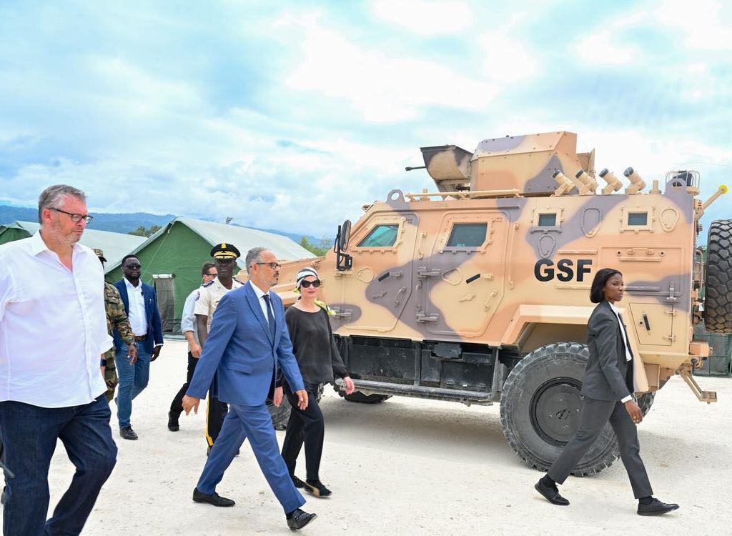 Le Premier ministre en visite à la base de la FSG pour renforcer la lutte contre l’insécurité
