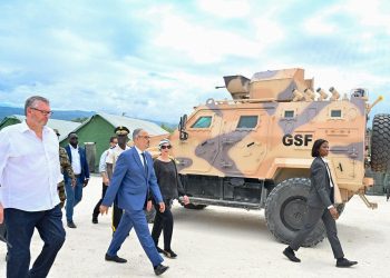 Le Premier ministre en visite à la base de la FSG pour renforcer la lutte contre l’insécurité