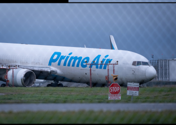 Panique à Miami : un avion cargo percute des véhicules après une sortie de piste